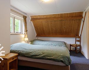 Praktische bijkeuken in OV533, Eesveen, met wasmachine en wastafel.