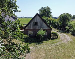 Sfeervolle slaapkamer in OV533, Eesveen met houten dak en comfortabel bed.