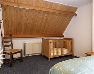 Tweepersoons slaapkamer in OV533, Eesveen, met houten balken en gezellige inrichting.