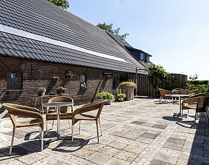 Eetkamer van OV533 in Eesveen, met grote tafel en veel lichtinval.