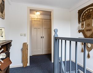 Houtkachel in de woonkamer van OV533, Eesveen, voor gezellige avonden.