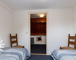 Grote keuken in OV533, Eesveen, met professioneel fornuis en veel werkruimte.