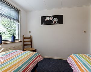 Compacte badkamer in OV533, Eesveen, met toilet en wastafel.