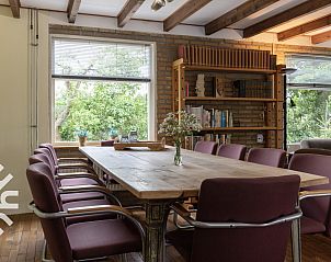 Lichte slaapkamer in OV533, Eesveen, met groot raam en comfortabel bed.