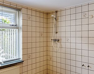 Tweepersoons slaapkamer in OV533, Eesveen, met eenvoudige inrichting.