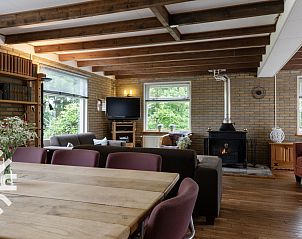 Speelkamer in OV533, Eesveen, met tafelvoetbal en houten meubels.