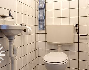 Uitzicht op de velden vanuit OV533 in Eesveen, met comfortabele stoelen.