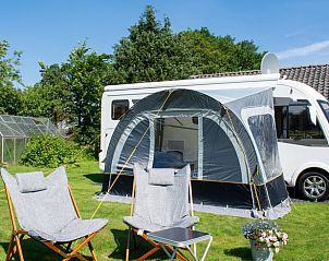 Vakantiehuis in Eesveen met camper en voortent op groene grasveld, Noordwest Overijssel, Overijssel.