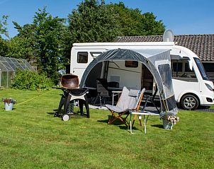 Vakantiehuis in Eesveen, voortent met barbecue en stoelen, Noordwest Overijssel, Overijssel.