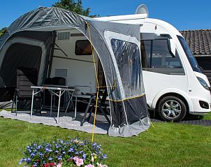 Vakantiehuis in Eesveen, voortent met tuinmeubilair, Noordwest Overijssel, Overijssel.