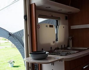 Vakantiehuis in Eesveen, keuken met kookplaat en uitzicht, Noordwest Overijssel, Overijssel.