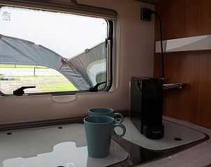 Vakantiehuis in Eesveen, keuken met koffiezetapparaat en kopjes, Noordwest Overijssel, Overijssel.