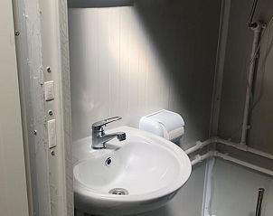 Vakantiehuis in Eesveen, moderne badkamer met wastafel, Noordwest Overijssel, Overijssel.