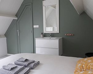 Vakantiehuis in Baars, lichte slaapkamer met moderne inrichting en comfortabele bedden in Overijssel.