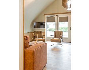 Stijlvolle binnenruimte van Vakantiehuis in Baars met moderne meubels, Overijssel.