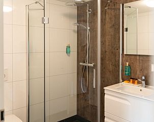 Moderne badkamer in Vakantiehuis in Baars met luxe douchefaciliteiten, Overijssel.