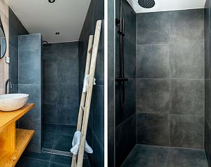 Moderne badkamer in Huisje in Staphorst, vakantiehuis in Noordwest Overijssel, met stijlvolle douche en wastafel.