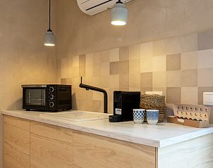 Functionele keukenhoek in Huisje in Staphorst, vakantiehuis in Noordwest Overijssel, met moderne apparatuur.