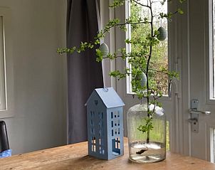 Gezellige eetruimte in Vakantiehuisje in Basse, Overijssel, met decoratieve elementen.