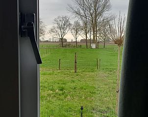 Uitzicht op groene weiden vanuit Vakantiehuisje in Basse, Noordwest Overijssel.