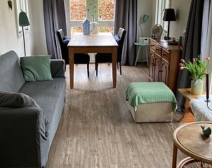 Lichte woonkamer in Vakantiehuisje in Basse, Noordwest Overijssel, met een gezellige eethoek.