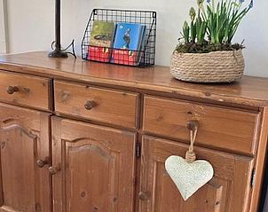 Houten dressoir in Vakantiehuisje in Basse, Noordwest Overijssel, met decoratieve elementen.