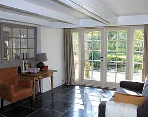 Stilvolles Wohnzimmer im Ferienhaus in Abcoude mit Blick auf den Garten in Utrecht Nord.