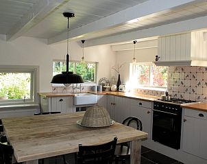 Gemtliche Kche im Ferienhaus in Abcoude, ausgestattet mit modernen Annehmlichkeiten in Utrecht Nord.