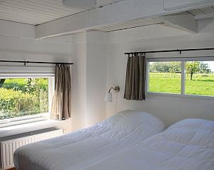 Helles Schlafzimmer im Ferienhaus in Abcoude mit Blick auf grne Felder in Utrecht Nord.
