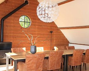 Esszimmer im Ferienhaus in Abcoude mit Holzverkleidung und moderner Einrichtung in Utrecht Nord.