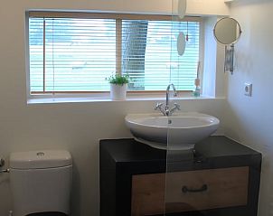 Modernes Badezimmer im Ferienhaus in Abcoude mit Blick auf den Garten in Utrecht Nord.