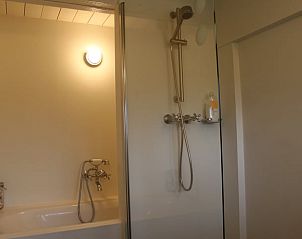 Badezimmer mit Dusche und Badewanne im Ferienhaus in Abcoude, ideal fr Komfort in Utrecht Nord.