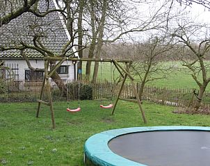 Spielplatz mit Schaukeln im Garten des Ferienhauses in Abcoude, ideal fr Kinder in Utrecht Nord.