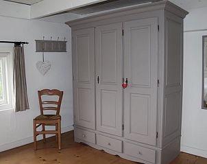 Schlafzimmer mit klassischem Kleiderschrank im Ferienhaus in Abcoude, bietet viel Stauraum in Utrecht Nord.