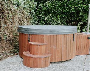 Geniet van ontspanning in de buitenjacuzzi van Vakantiehuisje in Abcoude, een charmant verblijf in de groene omgeving van Utrecht noord.