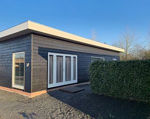 Modern vakantiehuis Huisje in Abcoude, gelegen in Utrecht noord, met strakke gevel en groene omgeving.