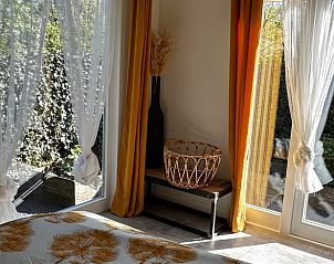 Gezellige slaapkamer van Huisje in Abcoude, Utrecht met zonovergoten ramen en uitzicht op de tuin, ideaal vakantiehuis voor rustzoekers.