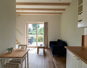 Gezellige woonkamer in Huisje in Abcoude, vakantiehuis in Utrecht noord, met uitzicht op de natuur.