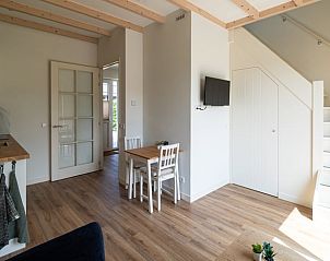 Eetruimte in Huisje in Abcoude, vakantiehuis in Utrecht noord, met houten tafel en stoelen.