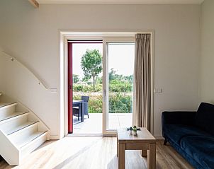 Lichte woonkamer in Huisje in Abcoude, vakantiehuis in Utrecht noord, met toegang tot terras.