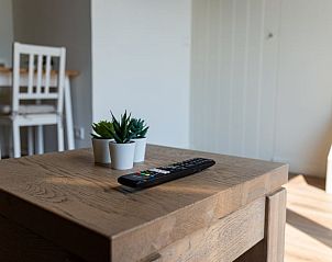 Knus hoekje in Huisje in Abcoude, vakantiehuis in Utrecht noord, met houten salontafel.