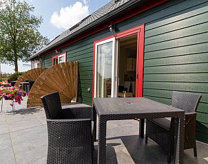 Ruim terras van Huisje in Abcoude, vakantiehuis in Utrecht noord, met comfortabele zitplaatsen.