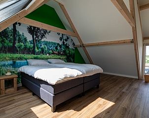 Slaapkamer in Huisje in Abcoude, vakantiehuis in Utrecht noord, met sfeervol houten balkenplafond.