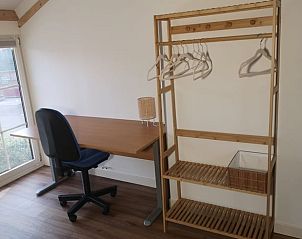 Werkruimte in Huisje in Abcoude, vakantiehuis in Utrecht noord, met bureau en kledingrek.