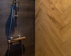 Douche in Huisje in Abcoude, vakantiehuis in Utrecht noord, met moderne afwerking.