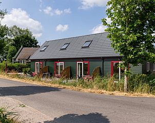 Buitenkant van Huisje in Abcoude, vakantiehuis in Utrecht noord, met groene gevel.