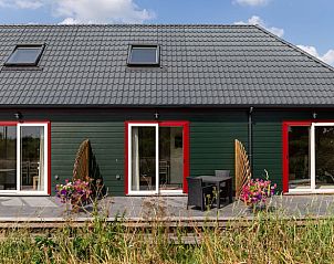 Voorzijde van Huisje in Abcoude, vakantiehuis in Utrecht noord, met kleurrijke bloemen.