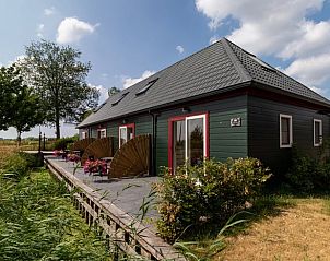 Zijaanzicht van Huisje in Abcoude, vakantiehuis in Utrecht noord, met ruime veranda.