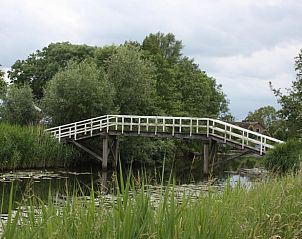 Idyllische omgeving rond Huisje in Abcoude, vakantiehuis in Utrecht noord, met houten brug.