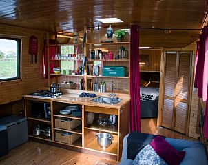 Gezellige keuken in het Huisje in Vinkeveen, vakantiehuis in Utrecht noord, Utrecht met houten interieur.